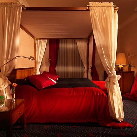 Le Mirador Resort & Spa Mont Pelerin Room photo A four-poster bed