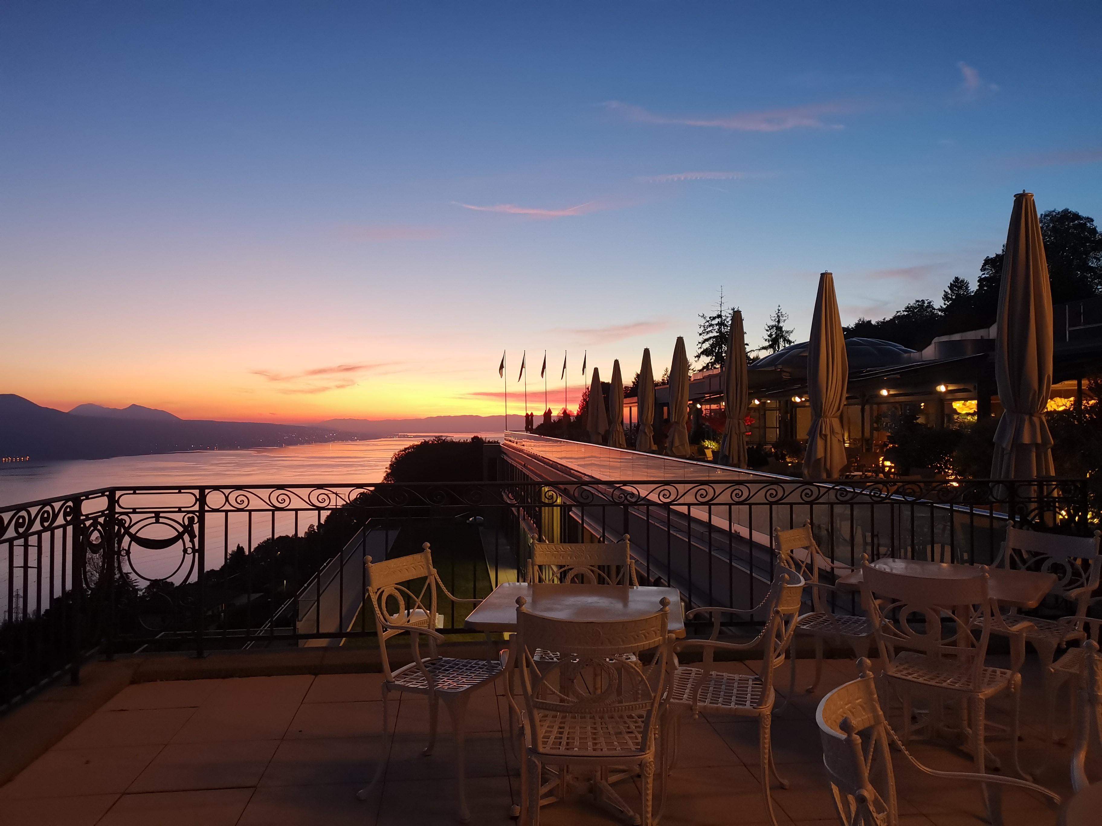 Le Mirador Resort & Spa Mont Pelerin Exterior photo Sunset at the Hotel