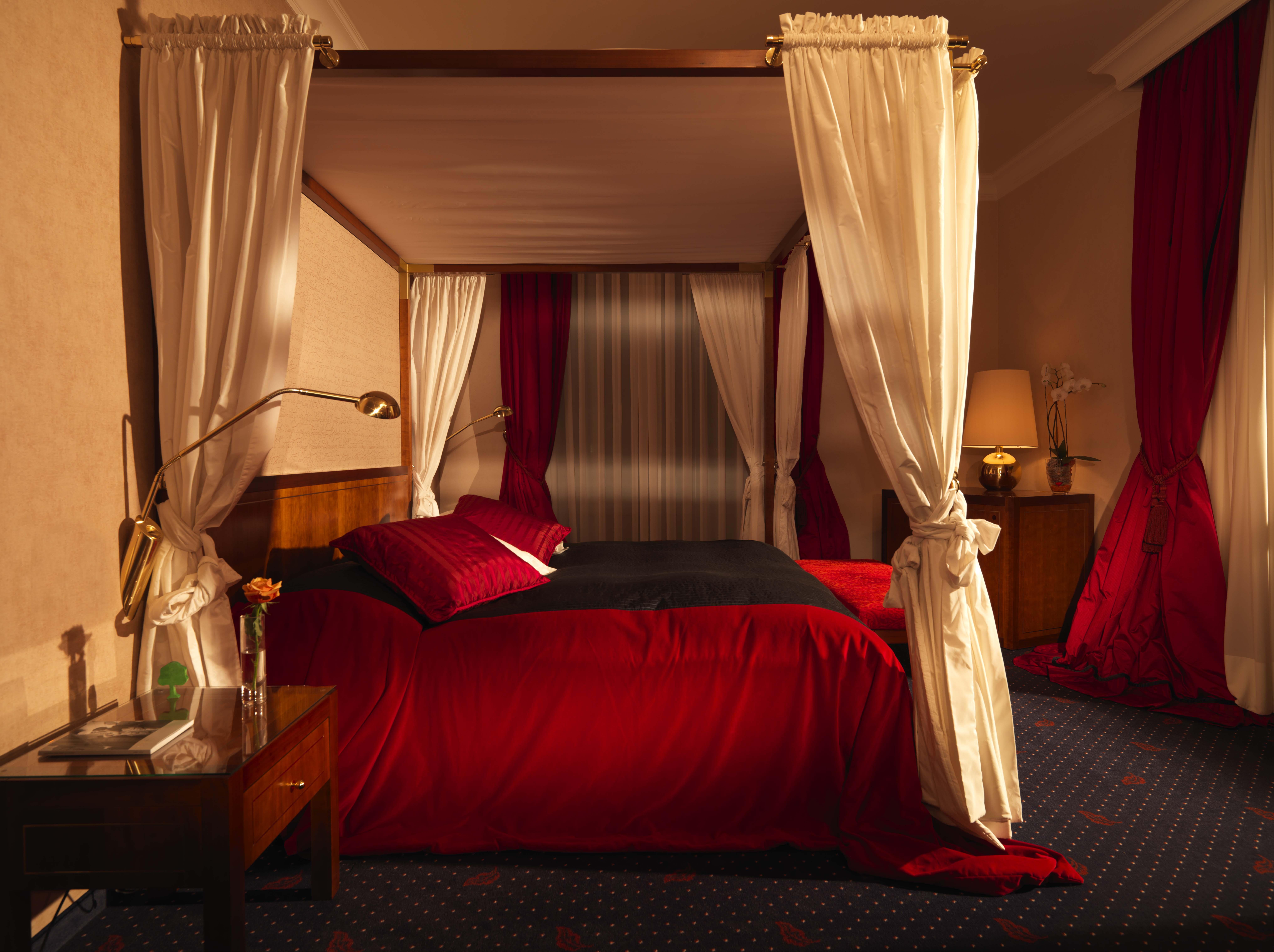 Le Mirador Resort & Spa Mont Pelerin Room photo A four-poster bed